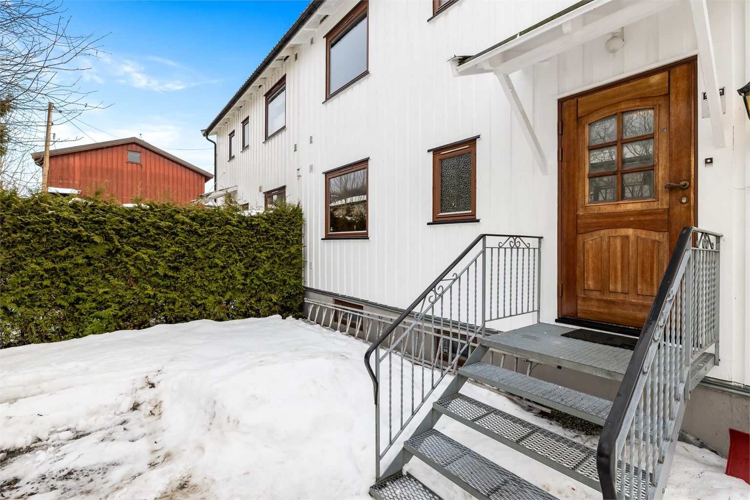 Utvendig trapp i metallkonstruksjon leder opp til inngangspartiet i 1 etasje.