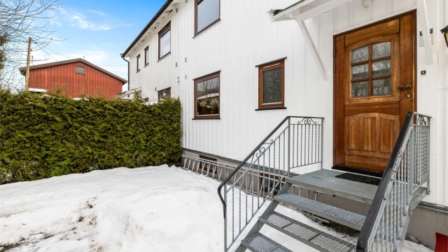 Utvendig trapp i metallkonstruksjon leder opp til inngangspartiet i 1 etasje.