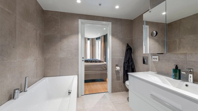 Badet har adkomst via skyvedør fra hovedsoverom