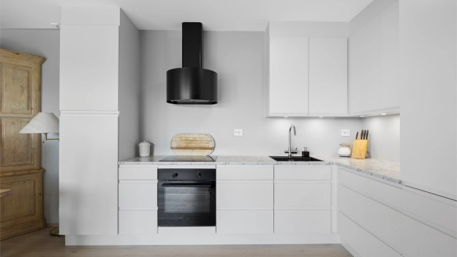 Kjøkkeninnredning fra Strai med glatte fronter og laminatbenkeplate.