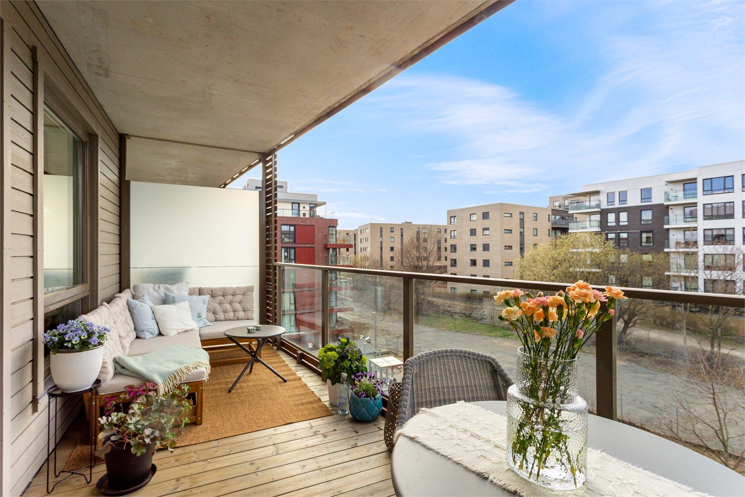 Flott og attraktiv 2-roms leilighet byggets sjette etasje med vestvendt balkong på hele 10 kvm. Foto: Fotostallen, Henrik Eriksen