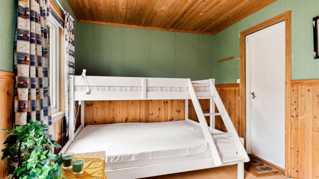 Annekset har gjesterom med familiekøye og egen toalettrom med "portaporty".