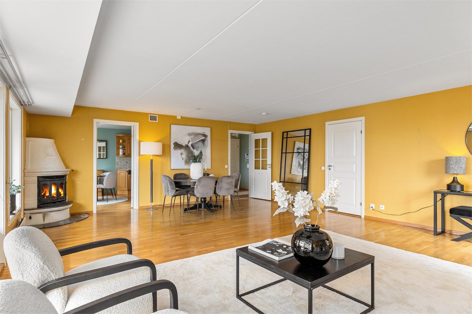 Peisen i stuen gir ekstra varme på kalde vintersdager, i tillegg til en koselig atmosfære til rommet