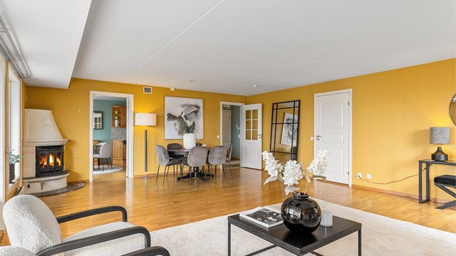 Peisen i stuen gir ekstra varme på kalde vintersdager, i tillegg til en koselig atmosfære til rommet