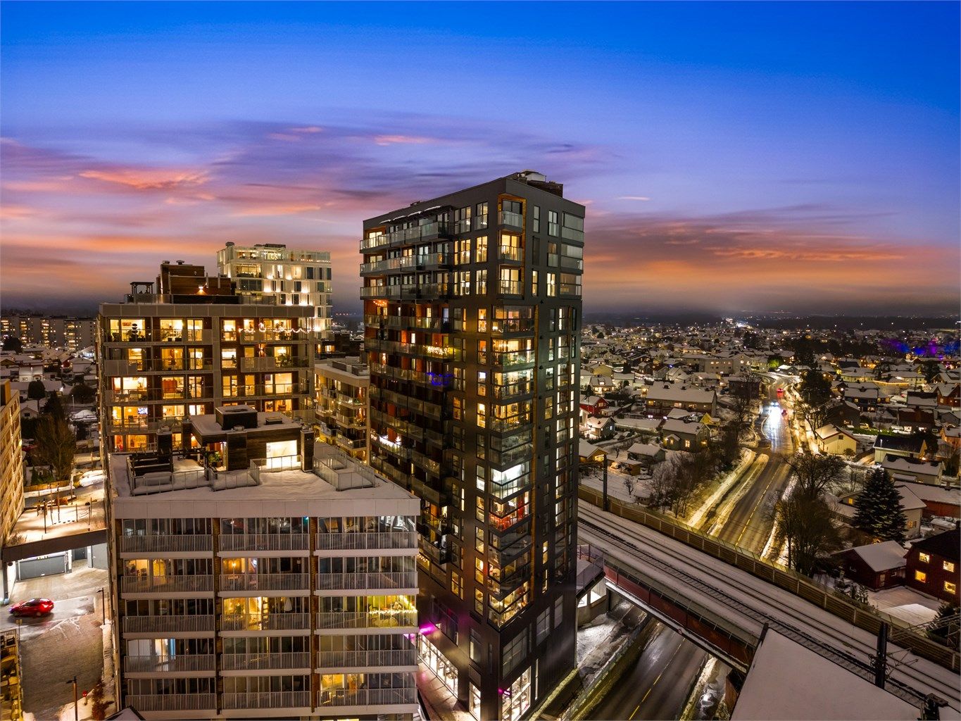 Lillestrøm stasjon er et knutepunkt kun få minutter unna, med tog til Oslo S på 11 minutter.¨