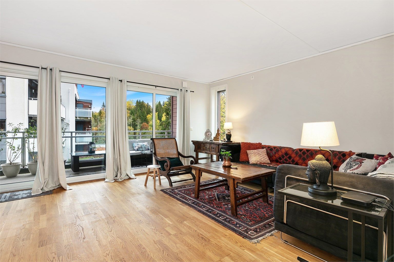 Stuen er meget lys og har plass til både sofagruppe, spisebord og tv-seksjon