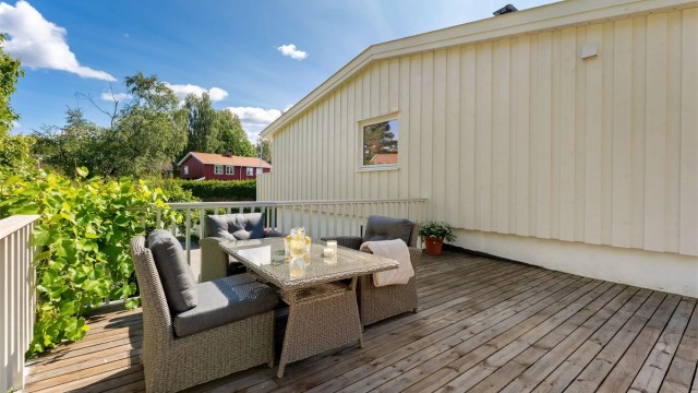 Den store takterrassen ligger usjenert til over den integrerte garasjen.