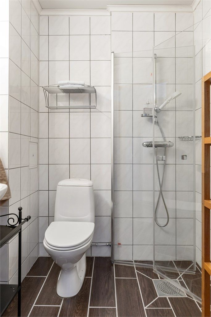 Også badet i 2. etasje ble oppgradert i ca. 2004 (i følge huseier) og har flislagt gulv med gulvvarme.