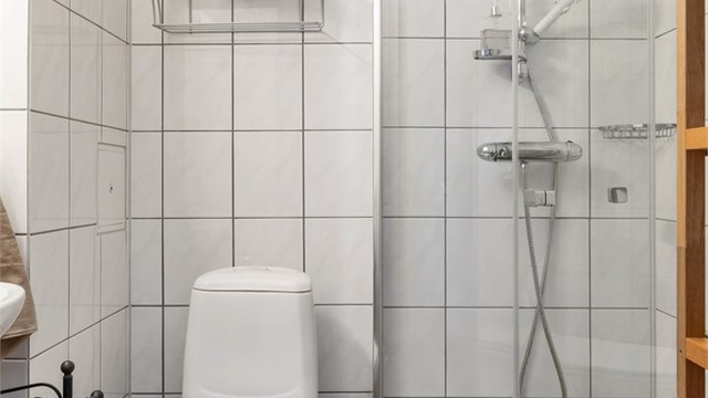 Også badet i 2. etasje ble oppgradert i ca. 2004 (i følge huseier) og har flislagt gulv med gulvvarme.