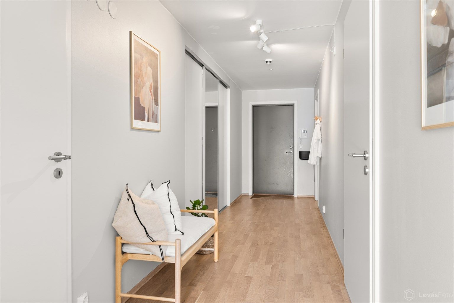 Entréen ønsker velkommen inn med parkett på gulvet, som er gjennomgående i de fleste rom.