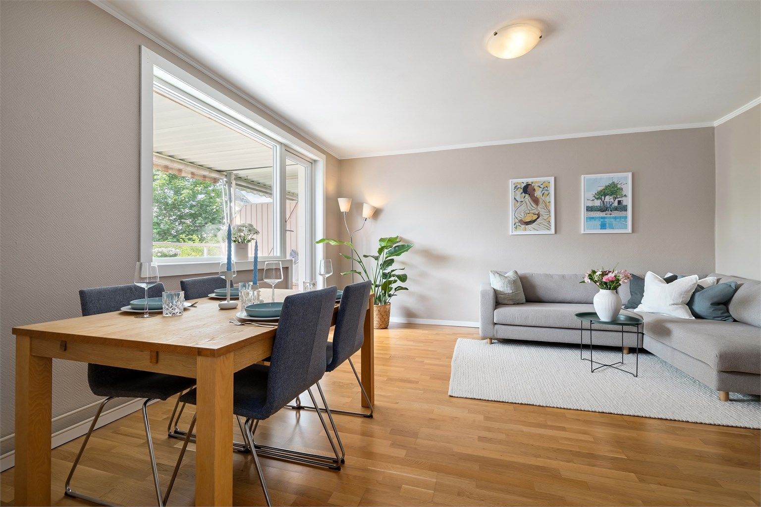 Stuen er lys og romslig, med god plass til sofagruppe og spisebord