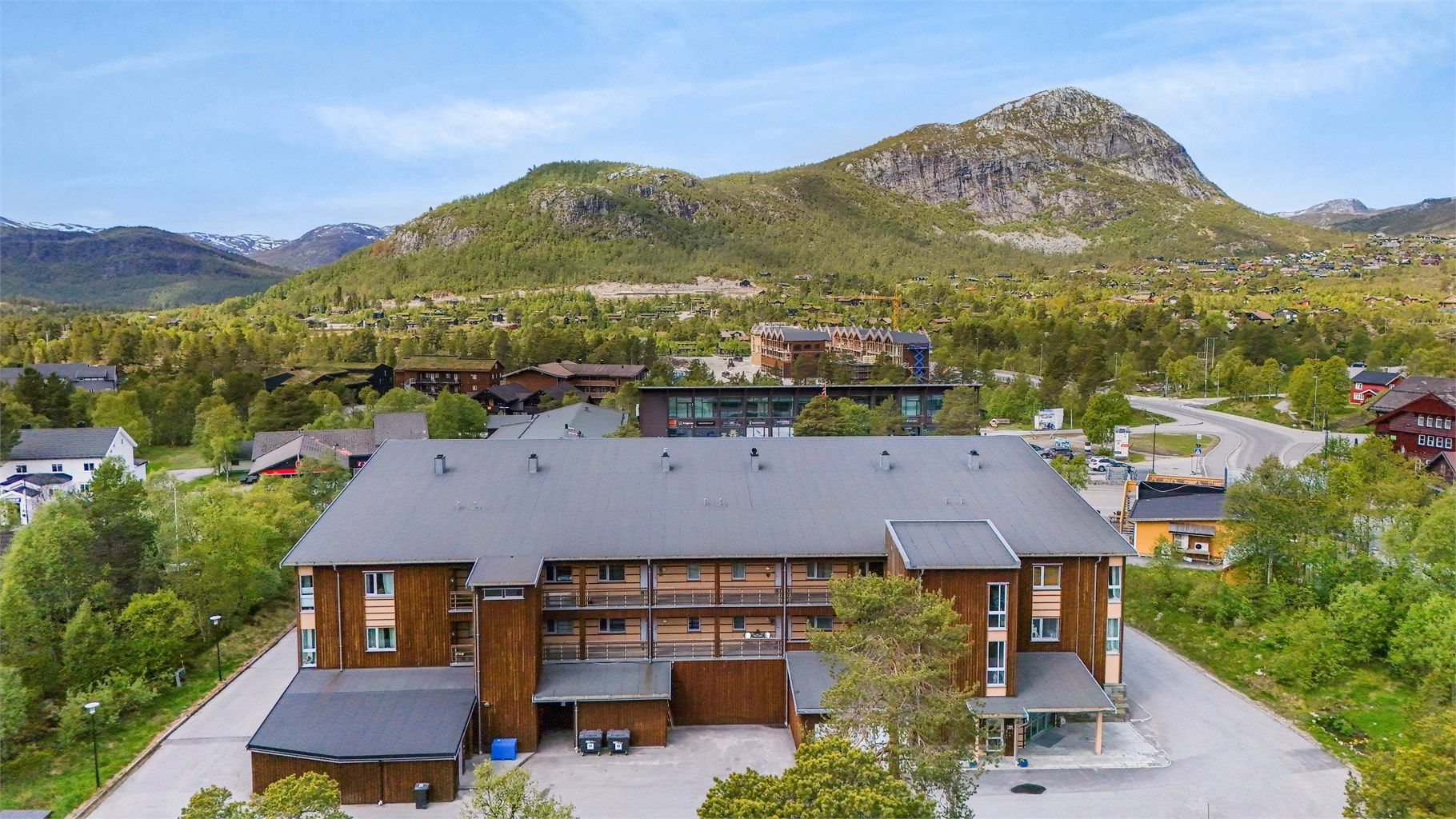 Leiligheten har svært sentral og tilgjengelig beliggenhet i sentrum med gåavstand til alle fasiliteter