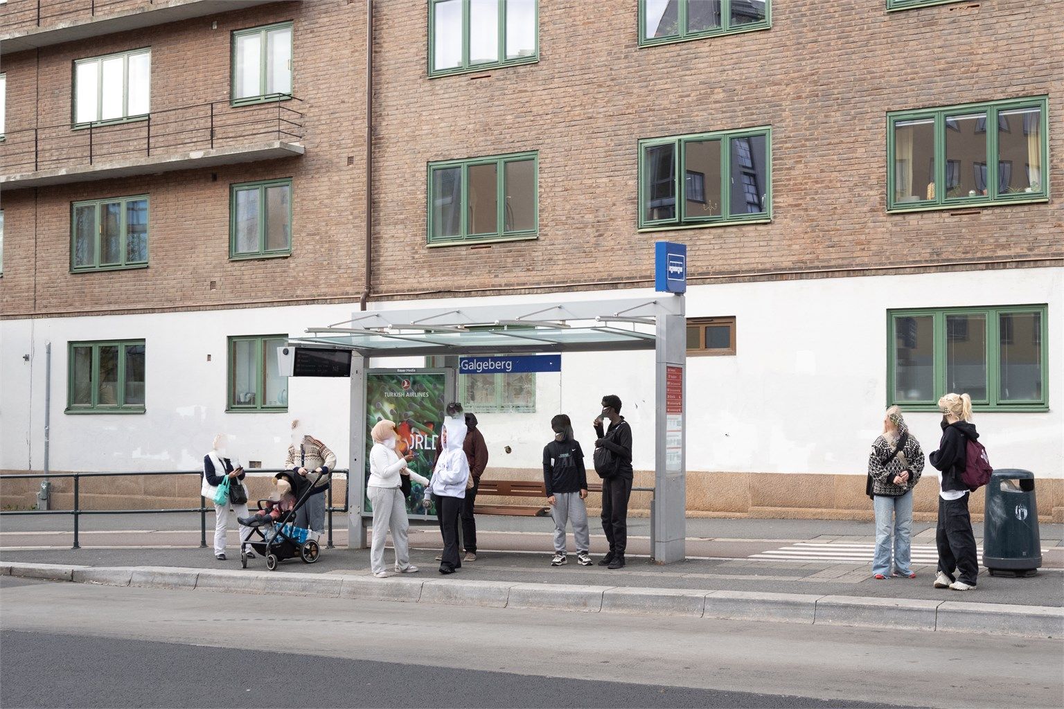 Galgeberg busstopp, like ved leiligheten. Her går det hyppige avganger med blant annet linje 20 og 37 som tar deg effektivt rundt i byen.