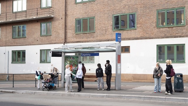 Galgeberg busstopp, like ved leiligheten. Her går det hyppige avganger med blant annet linje 20 og 37 som tar deg effektivt rundt i byen.