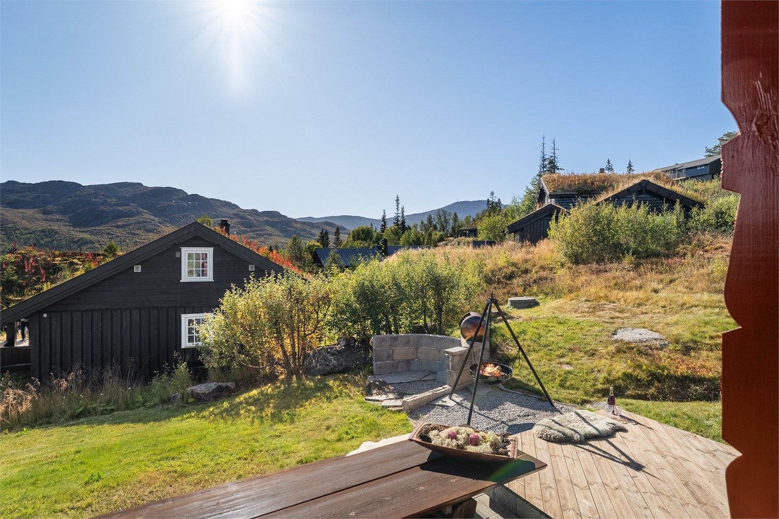 Tilleggsplatting med bålpanne og sittebenker plassert like nedenfor terrassen.