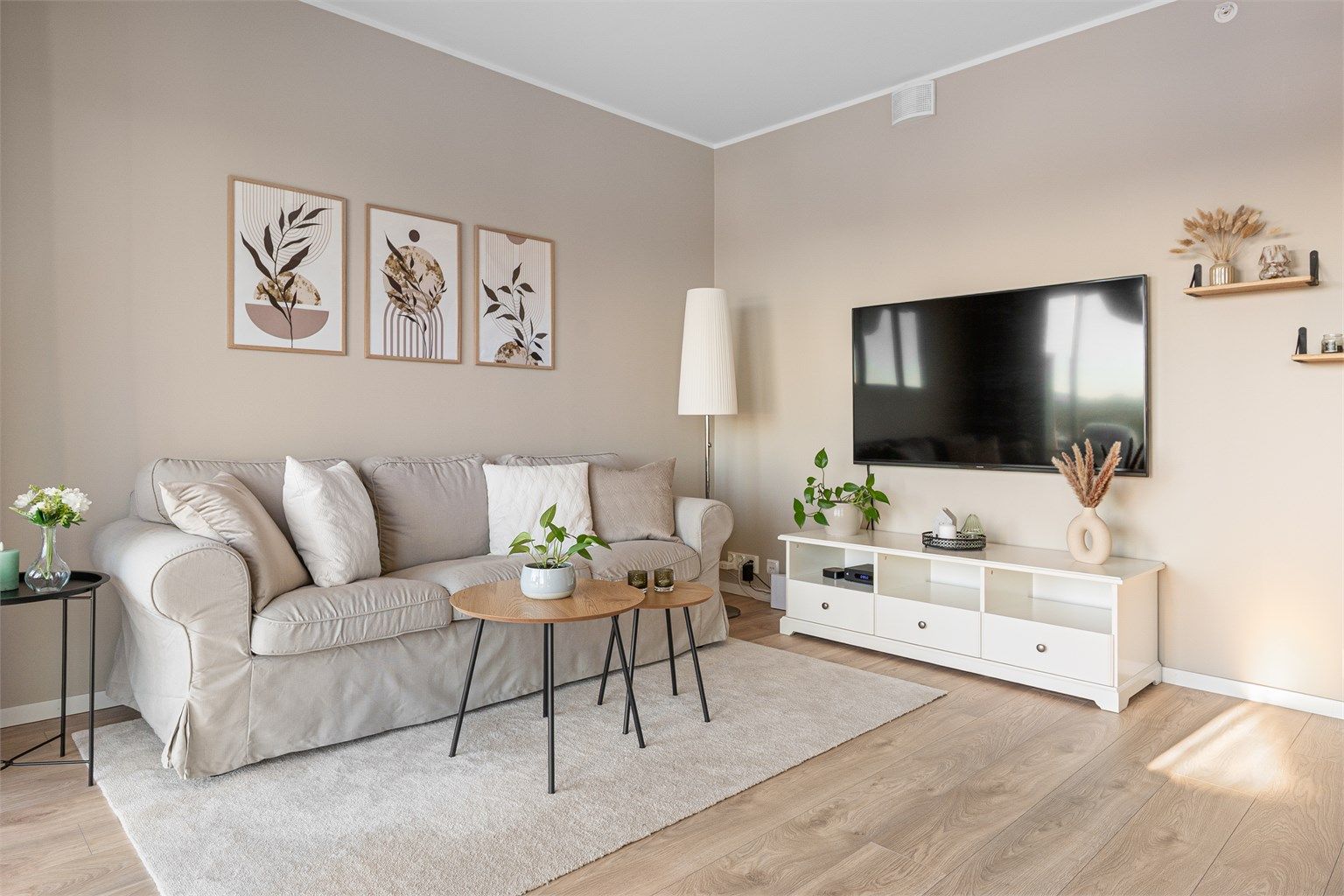 - Leiligheten tilbyr en praktisk planløsning med romslig stue, åpen kjøkkenløsning, soverom og bad -