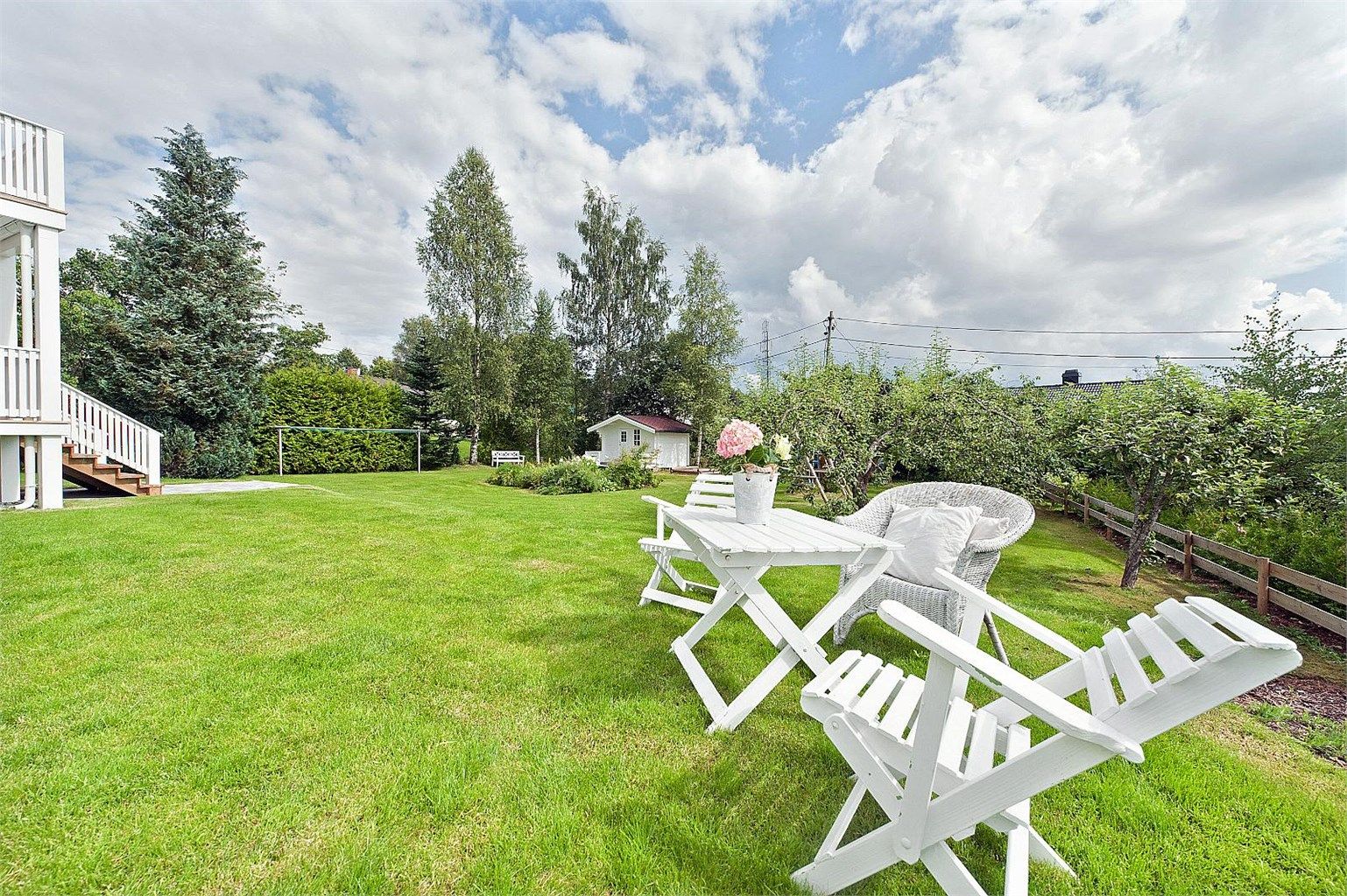 Romslig og innholdsrik familiebolig med stor utleiedel - Sommerbilde fra tidligere salg av boligen