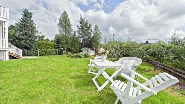 Romslig og innholdsrik familiebolig med stor utleiedel - Sommerbilde fra tidligere salg av boligen