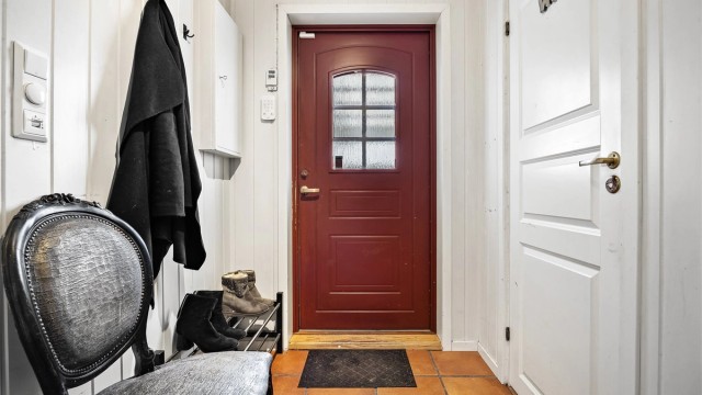 Romslig entré med flislagt gulv - Del av rommet er ikke byggemeldt, tidligere utvendig areal.