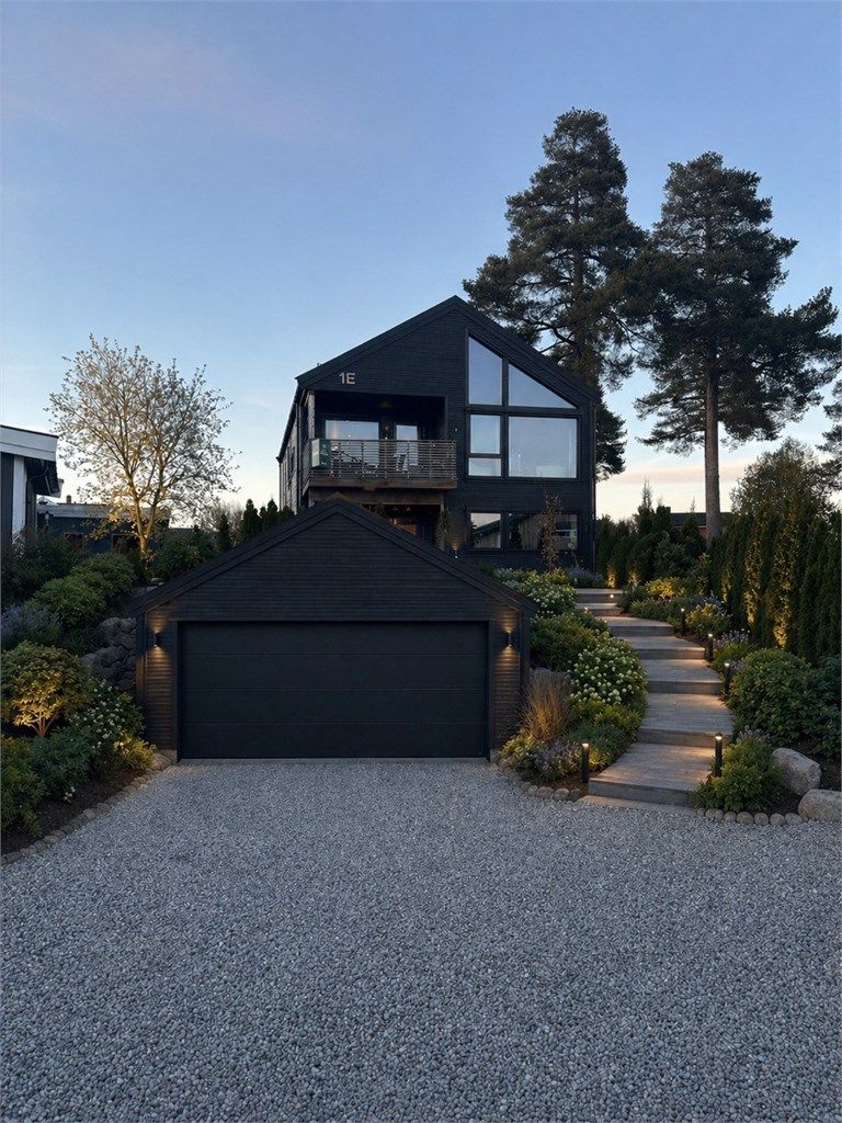 Eiers tenkte plassering av garasje på tomten for å gi et ca bilde av hvordan det kan se ut (KI-generert av eier).