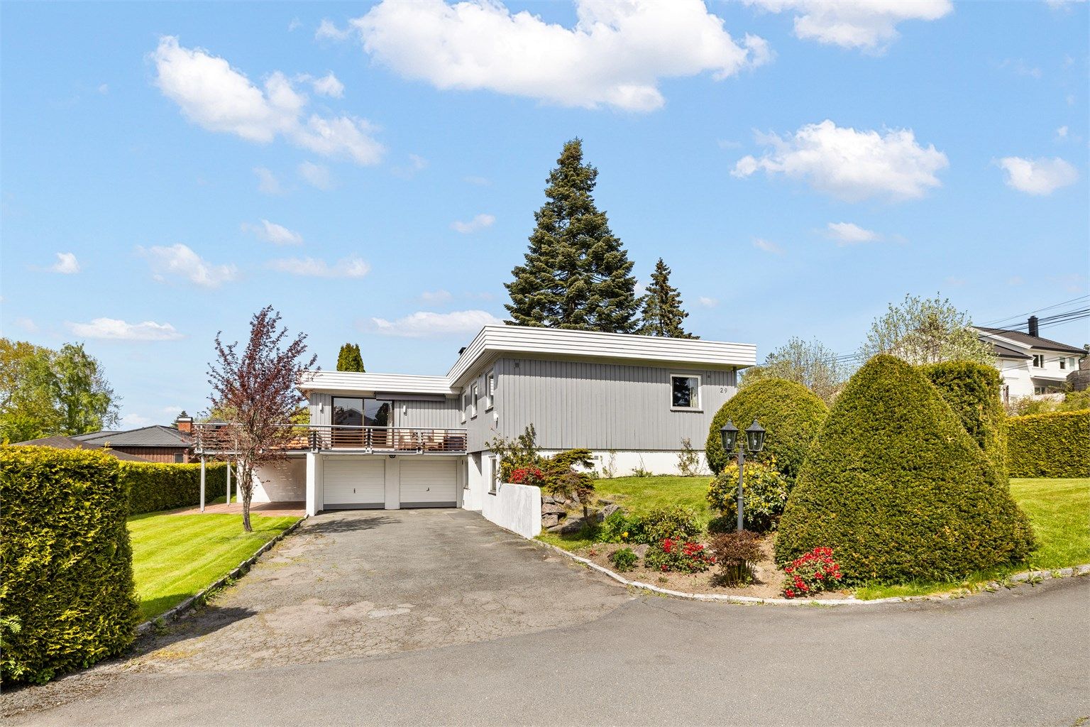 Romslig og fin gårdsplass