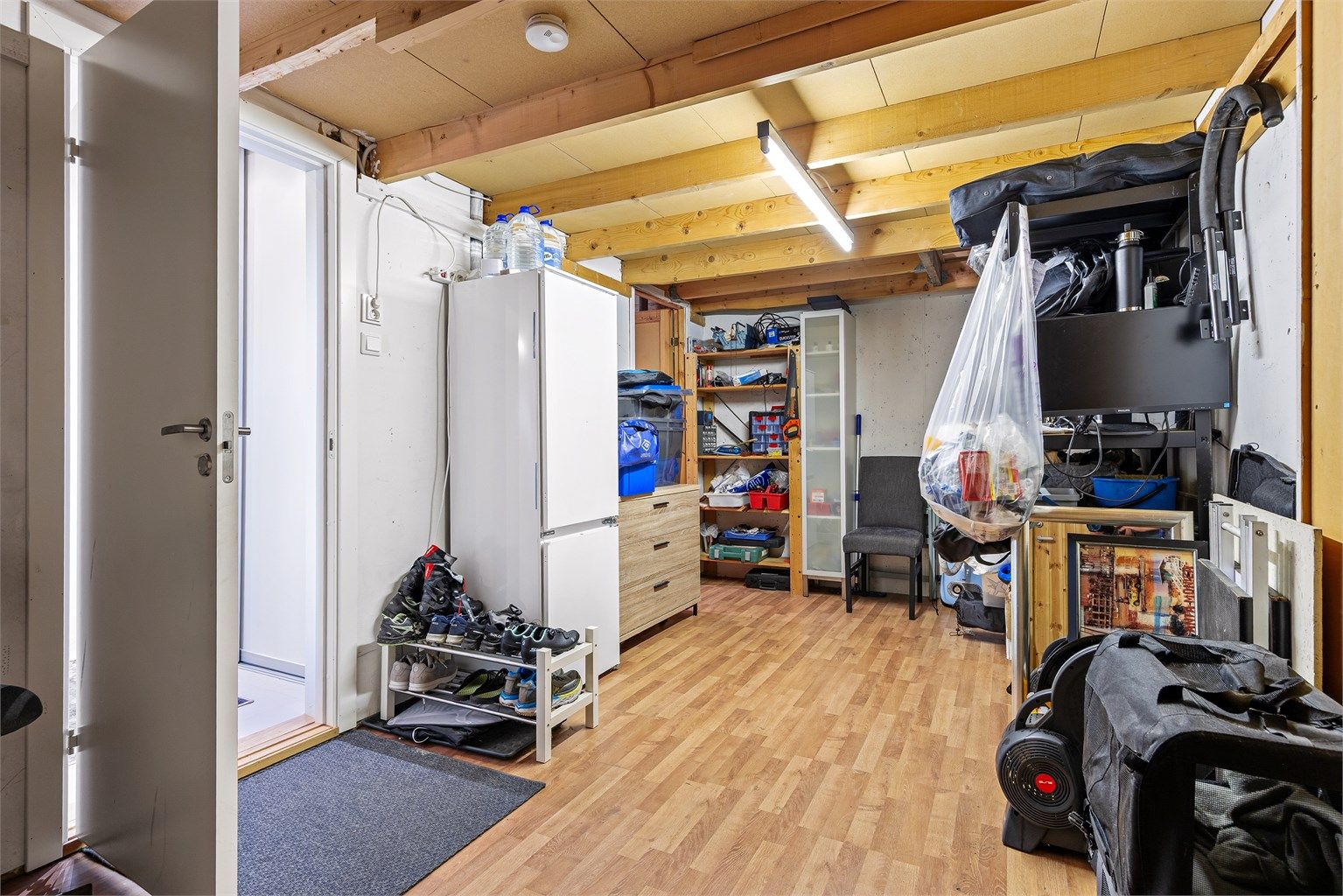 Stor innvendig bod i underetasjen med god plass til oppbevaring. Det er hems/kryploft over hele boden for ekstra lagring. 