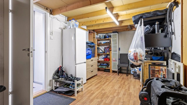 Stor innvendig bod i underetasjen med god plass til oppbevaring. Det er hems/kryploft over hele boden for ekstra lagring.