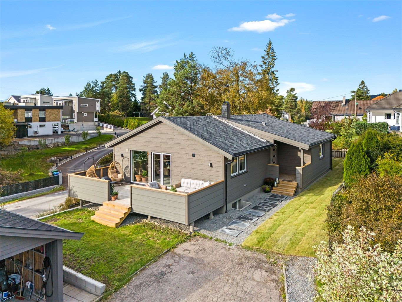 Boligen har et innbydende og skjermet inngangsparti som gir et godt førsteinntrykk. Overbygget inngang gir ly for vær og vind, og skaper en lun og praktisk adkomst til boligen.