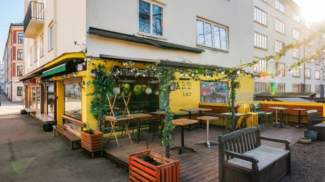 Populære Art Bar, like rundt ved.