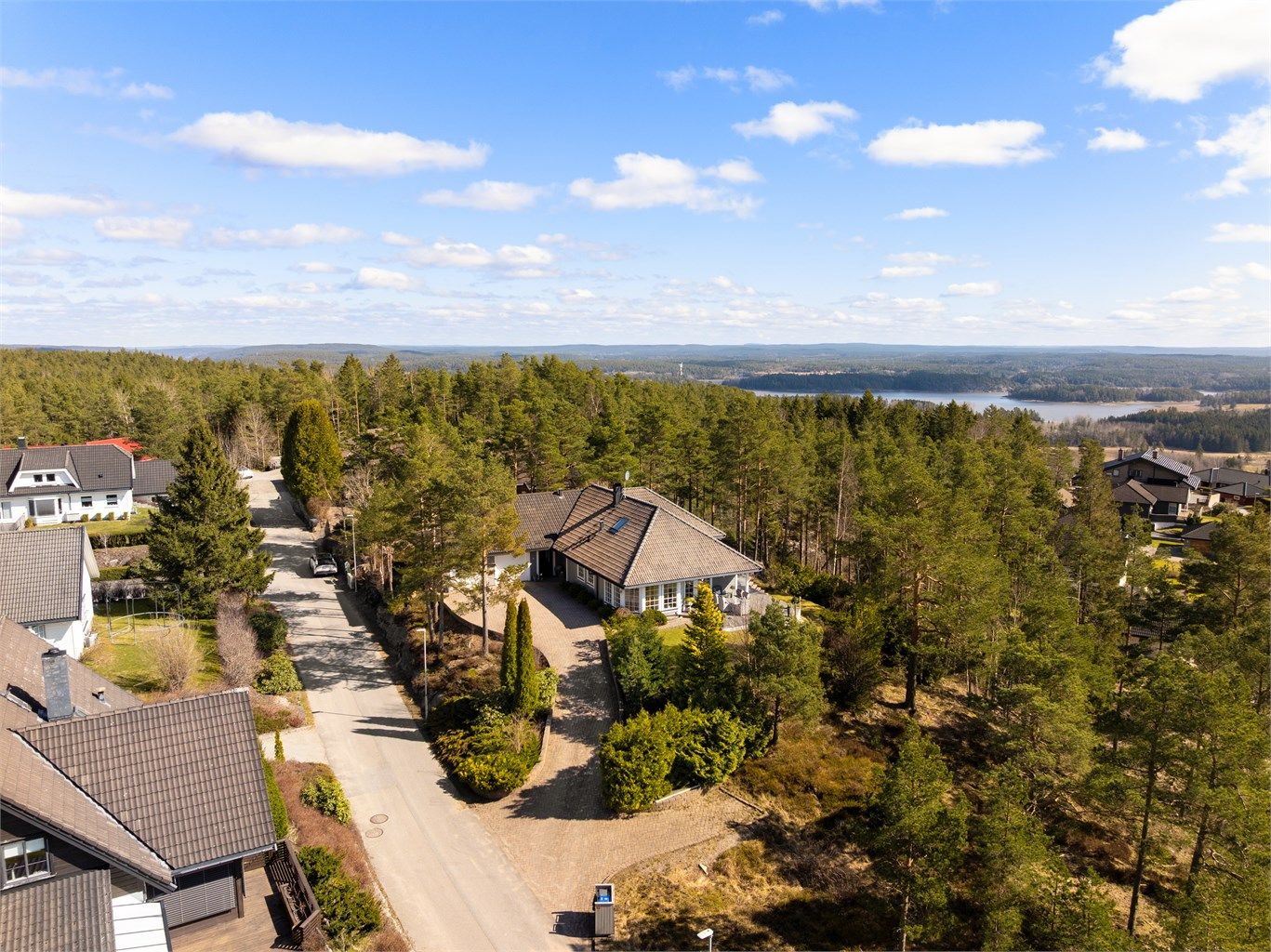 I Høvreveien øverst på Stikkaåsen har akkurat denne eiendommen en meget god beliggenhet - kanskje den beste? Fotograf; Kristoffer Kristiansen.
