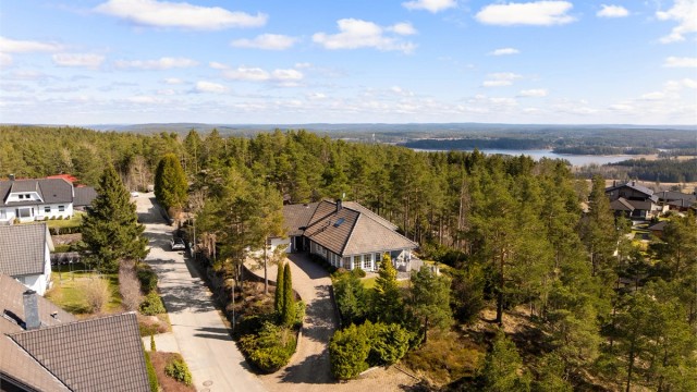 I Høvreveien øverst på Stikkaåsen har akkurat denne eiendommen en meget god beliggenhet - kanskje den beste? Fotograf; Kristoffer Kristiansen.