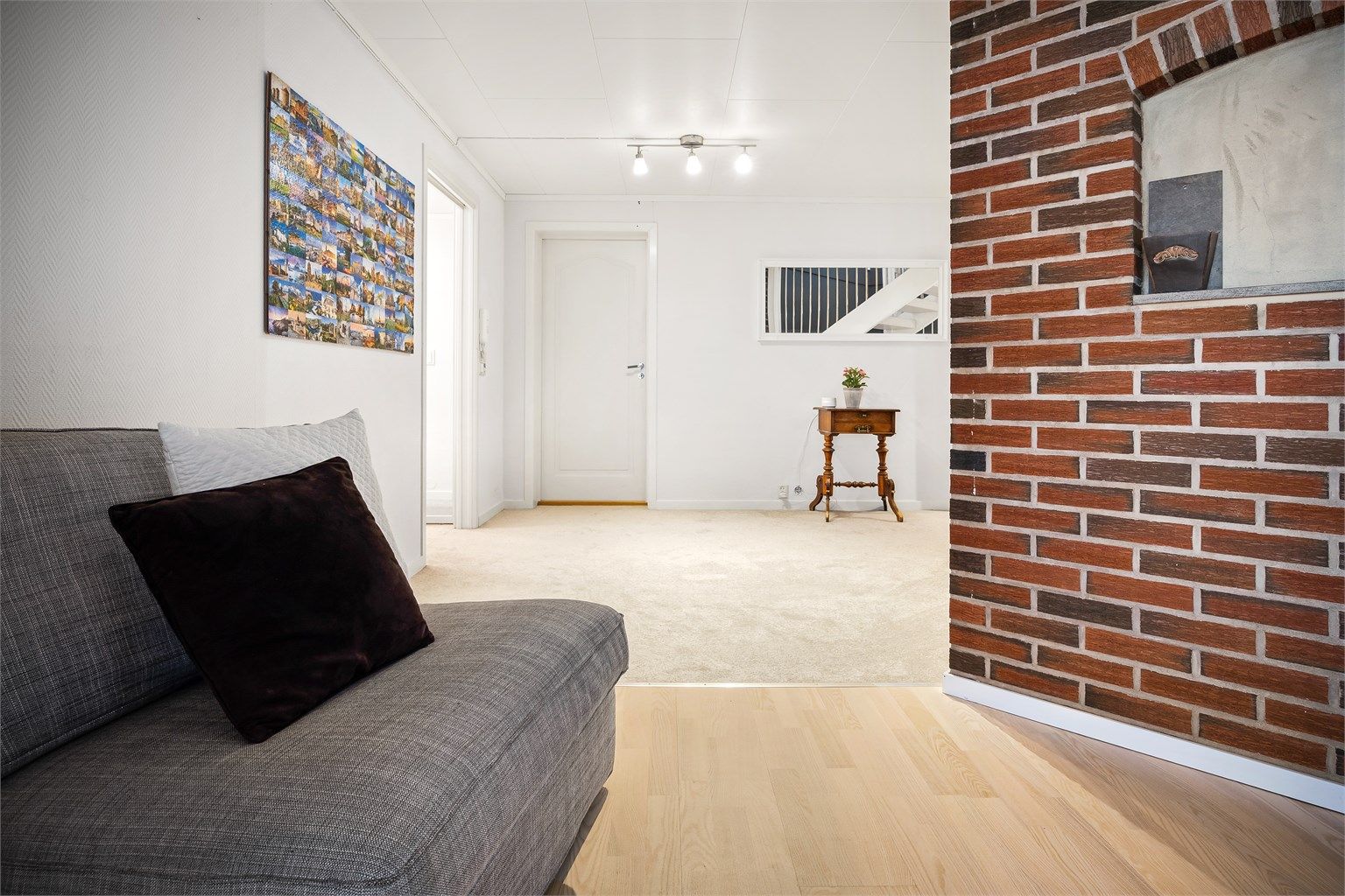 I underetasjen er det en praktisk ekstra stue og en hyggelig kjellerstue