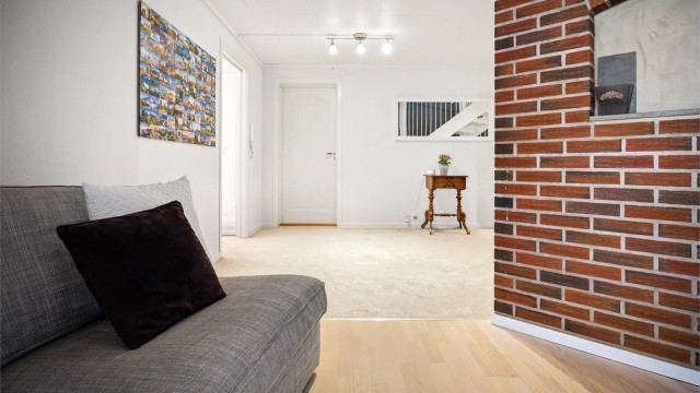 I underetasjen er det en praktisk ekstra stue og en hyggelig kjellerstue