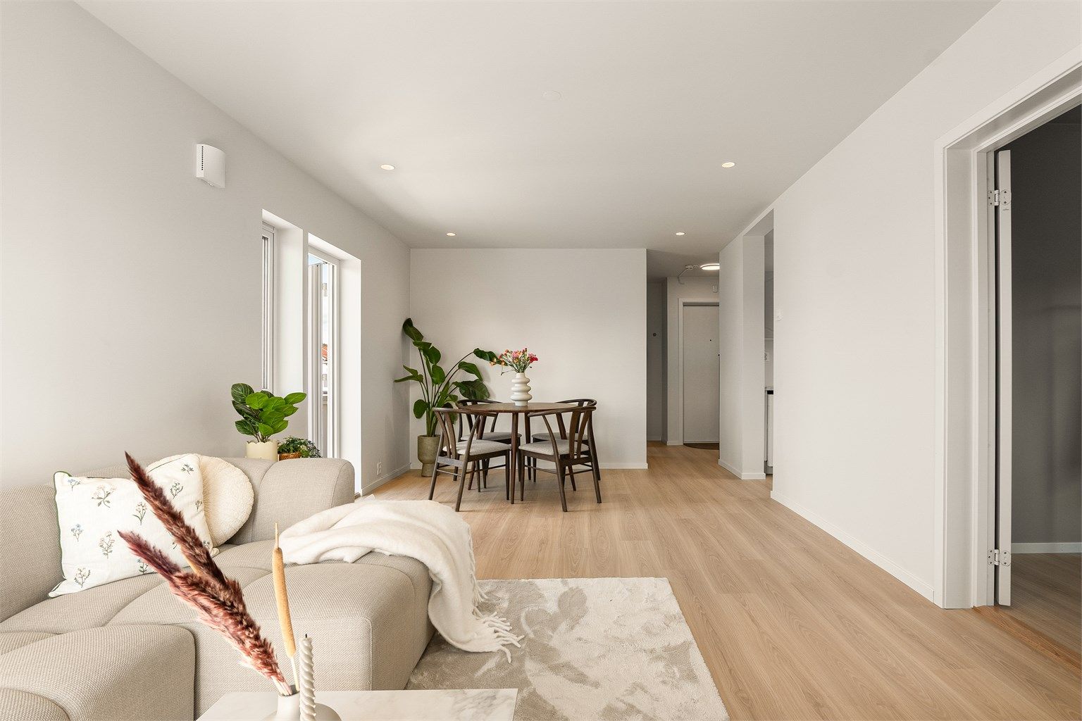 Moderne og tiltalende overflater i alle oppholdsrom. Innfelte downlights i himling.
