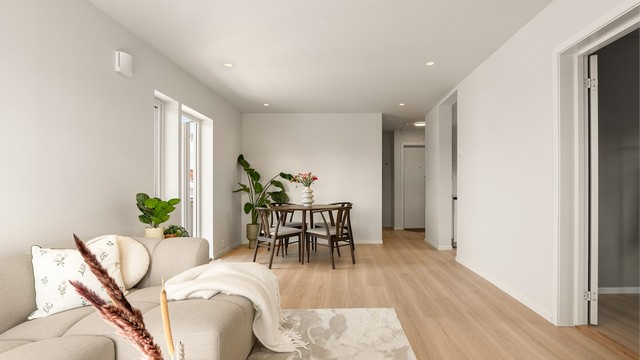 Moderne og tiltalende overflater i alle oppholdsrom. Innfelte downlights i himling.