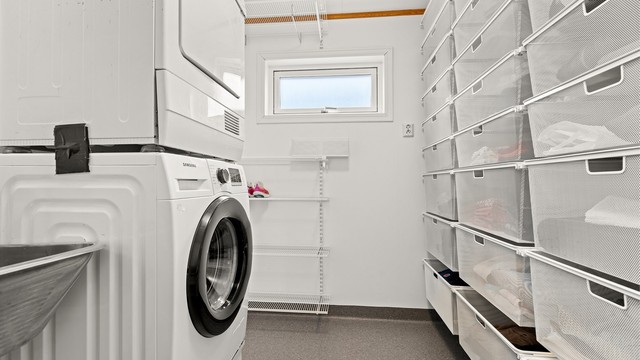 Innenfor badet i 1 etg ligger vaskerommet med praktisk innredning til tøy og vask