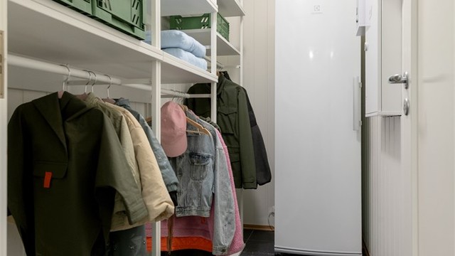 Innenfor vaskerommet er det en romslig bod med ny garderobeløsning som gir rikelig med lagringsplass.