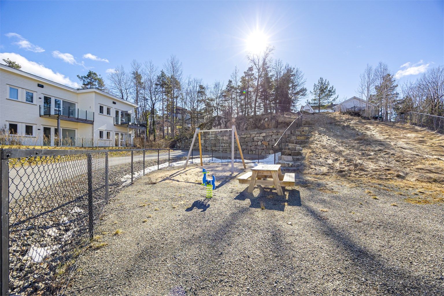 Det er felles lekeplass i tilknytning til fellesareal.