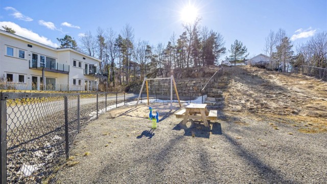 Det er felles lekeplass i tilknytning til fellesareal.
