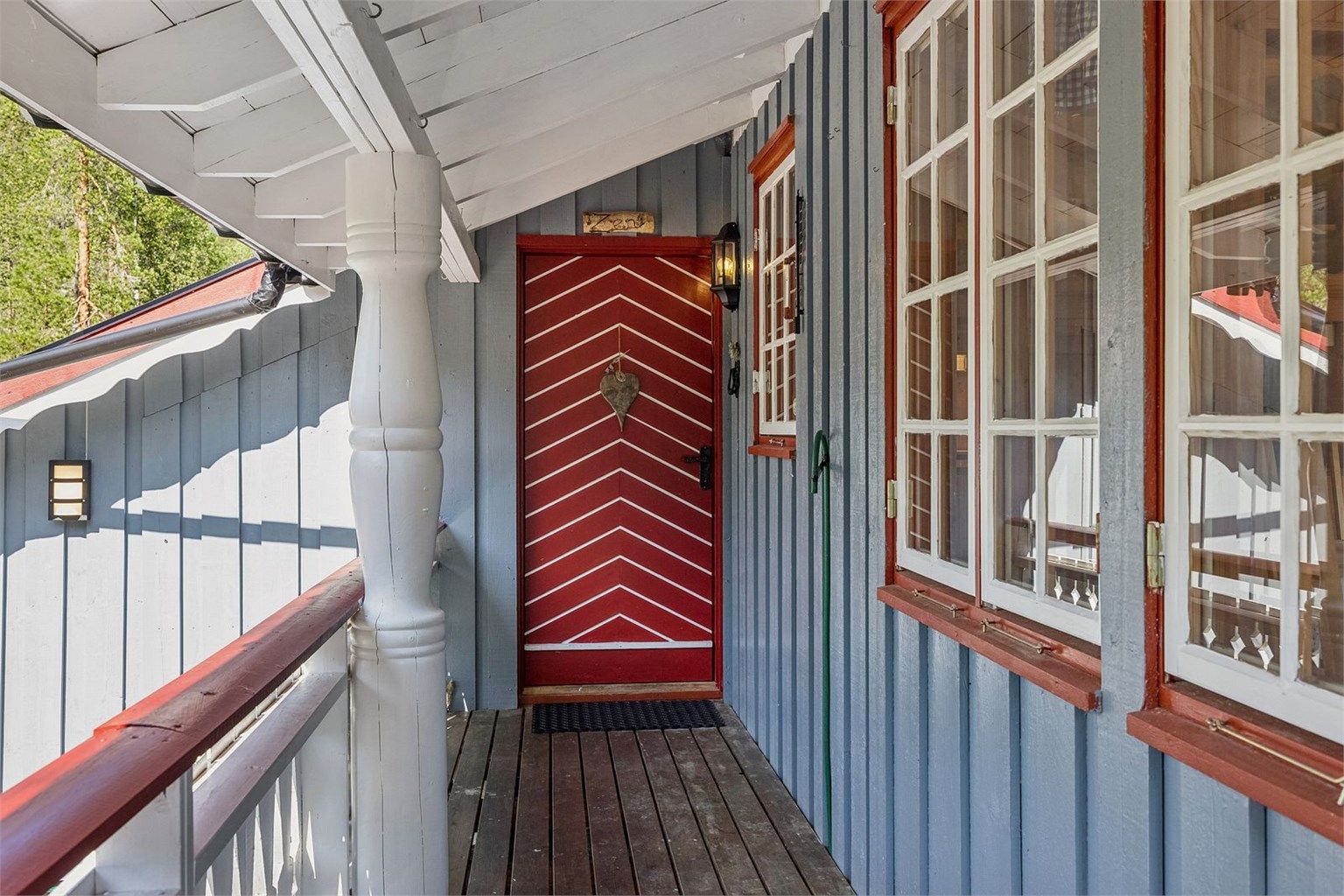 Trivelig, overbygget inngangsparti.