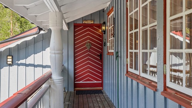 Trivelig, overbygget inngangsparti.