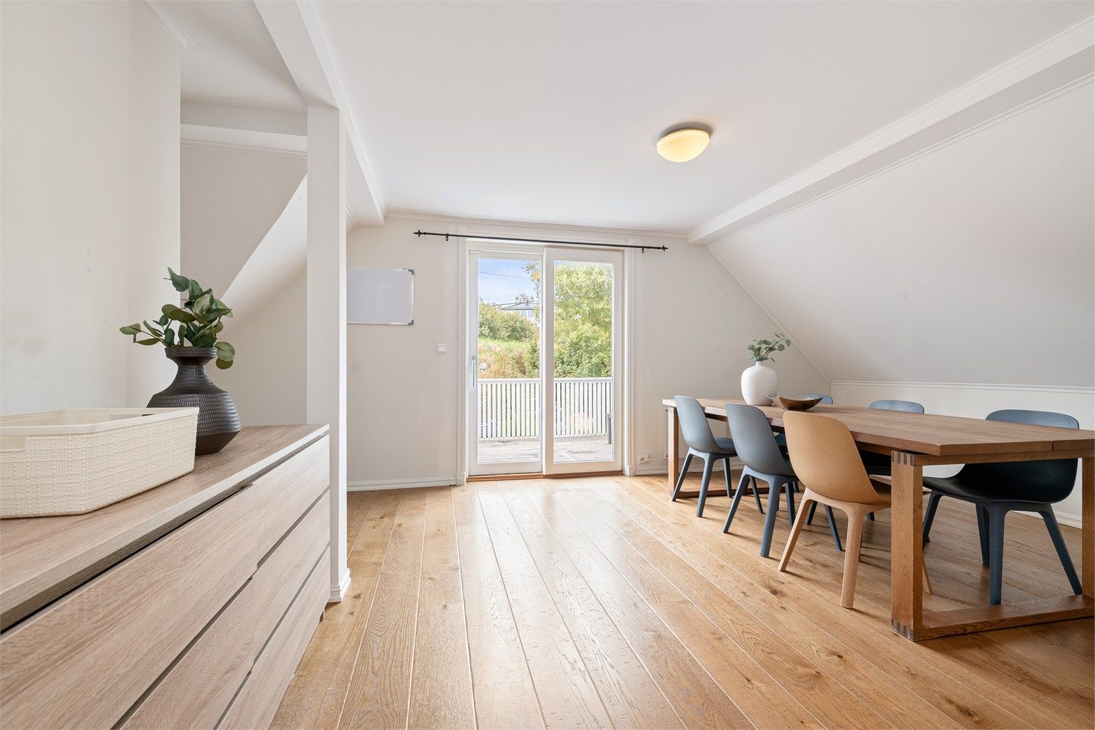 Stue - alternativt soverom i loftsetasjen med utgang til terrasse