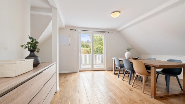 Stue - alternativt soverom i loftsetasjen med utgang til terrasse