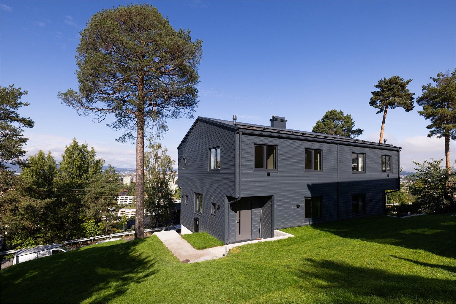 Innholdsrik familiebolig med attraktiv beliggenhet. Boligen har flere hyggelige uteplasser hvor solen kan nytes