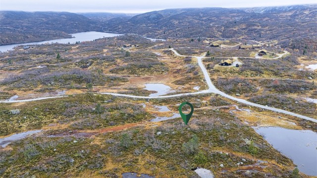 Velkommen til Grenevegen. Utsikten mot Myklevatn vestover.