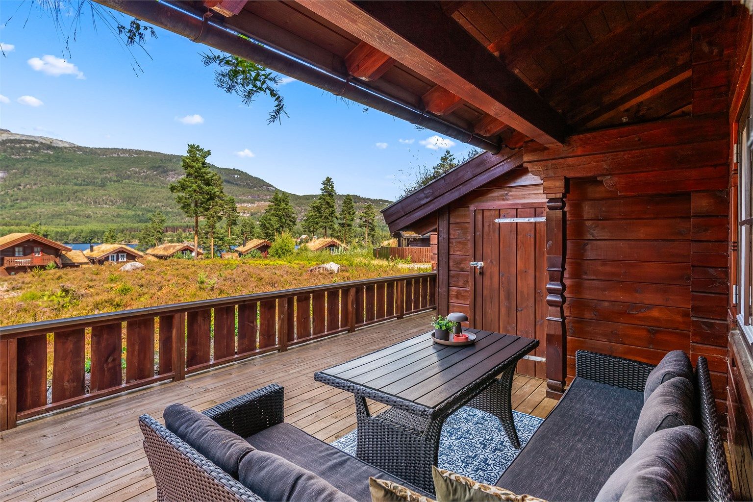 Terrasseområdet er godt skjermet, solrikt og med koselig utsikt