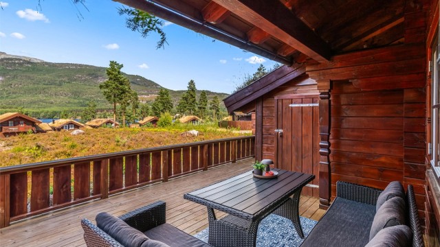 Terrasseområdet er godt skjermet, solrikt og med koselig utsikt