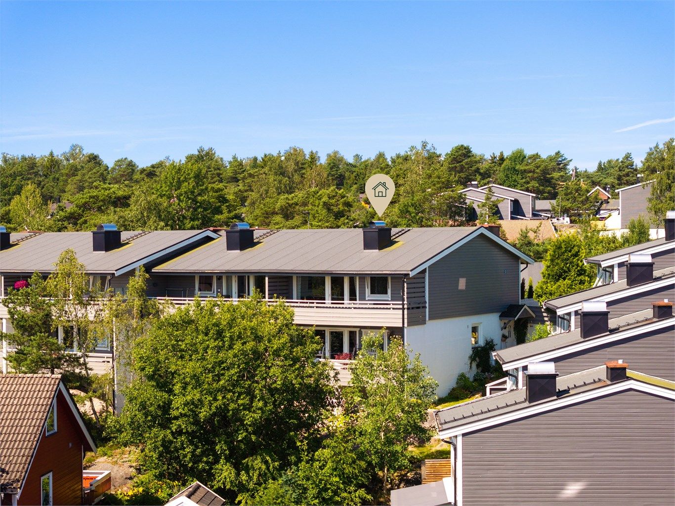 Leiligheten utgjør nordre ende av første etasje og har uterom på begge sider i form av balkong og terrasse.