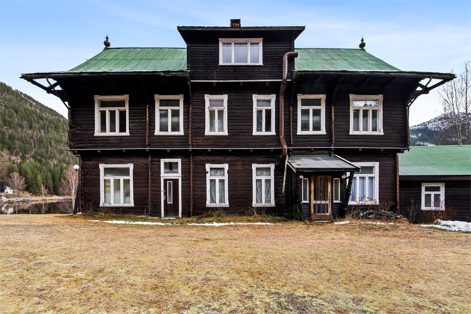 Hovedbygningen er oppført i laftet tømmer i ca 1895