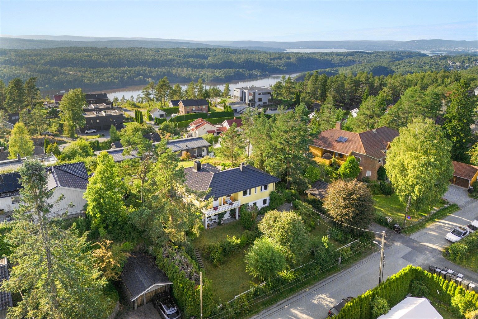 Huset ligger usjenert til med lite innsyn på toppen av Myrvoll med fantastisk utsikt! Foto: Ohshots